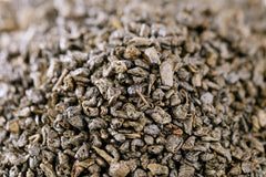 U.S. Wellness Naturals hojas desplegadas en taza mostrando fácil extracción