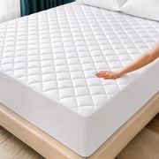 Utopia Bedding vista frontal del protector empacado, mejora el confort