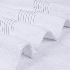 Utopia Towels toalla doblada en estantes, sugiere orden y facilidad de almacenamiento