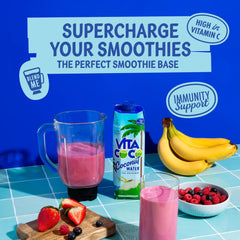 Vita Coco botella sostenida en mano para ver tamaño real