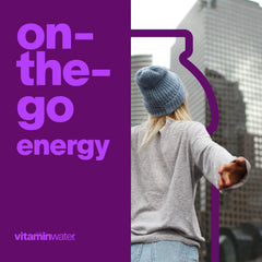 vitaminwater primer plano del líquido púrpura translúcido destacando frescura