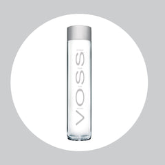VOSS agua en vaso mostrando claridad y sabor neutro