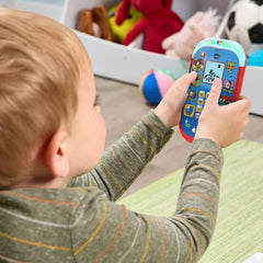 VTech niño jugando con el teléfono desarrollando habilidades tempranas