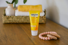 Weleda aplicación suave en la piel del bebé mostrando cuidado y confort