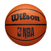 WILSON balón NBA DRV frontal mostrando diseño oficial y durabilidad