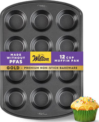 Wilton Gold vista frontal del molde para 12 muffins mostrando cavidades limpias y uniforme horneado