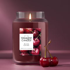 Yankee Candle vela encendida en habitación aportando ambiente cálido