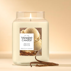 Yankee Candle vela encendida creando ambiente cálido y estable