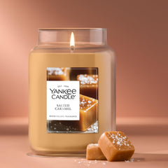Yankee Candle vela encendida Salted Caramel creando ambiente cálido