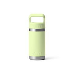 YETI Rambler Jr tapa con sorbo en mano infantil demostrando uso sin fugas