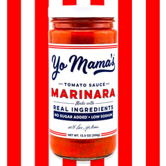 Yo Mama’s Foods marinara sirviéndose sobre pasta para una comida rápida