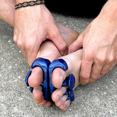 YogaToes Gems junto a regla comparativa para tallas, beneficio ajuste correcto