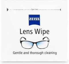 ZEISS persona limpiando gafas con toallita, beneficio: limpieza rápida sin rayas