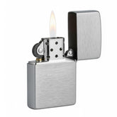 Zippo frente con acabado cepillado mostrando elegancia y durabilidad