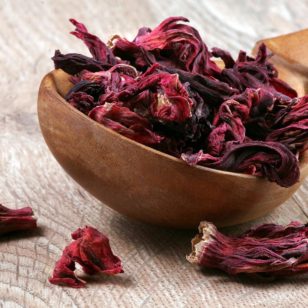 1400S SPICES infusión en taza con color rubí, demostrando beneficio como bebida refrescante