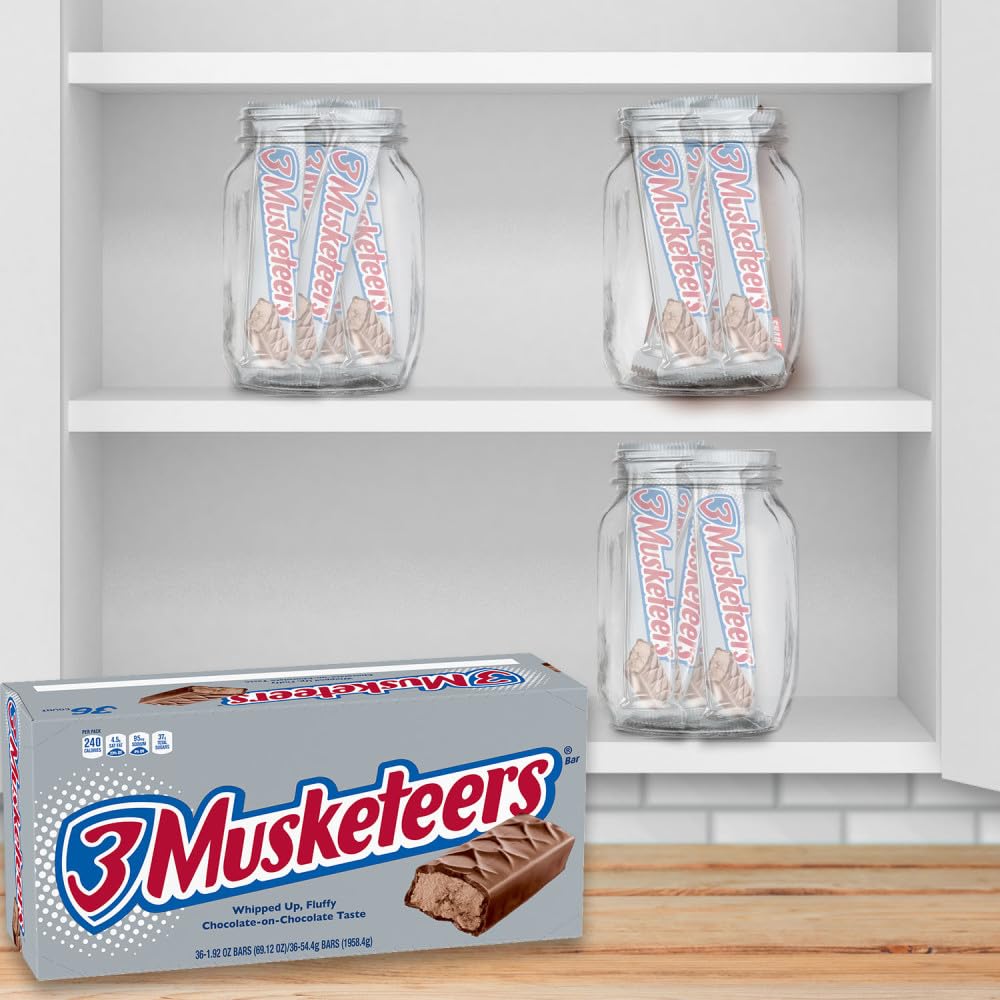 3 Musketeers mesa de fiesta con barras como relleno y decoración festiva