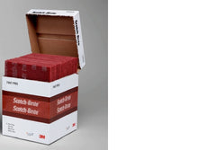 3M Scotch‑Brite 07447 en mano durante trabajo de taller para limpieza y desbarbado controlado