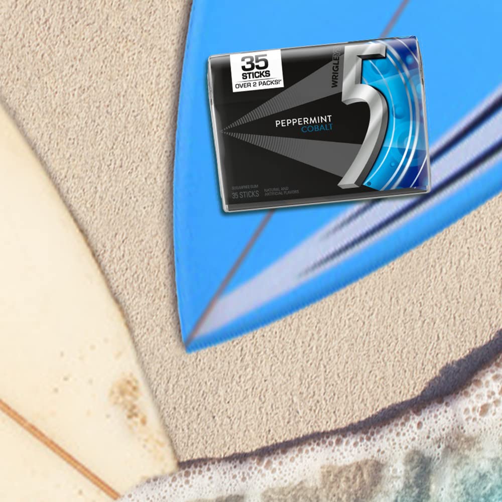 5 GUM paquete en mano mostrando tamaño compacto y fácil transporte