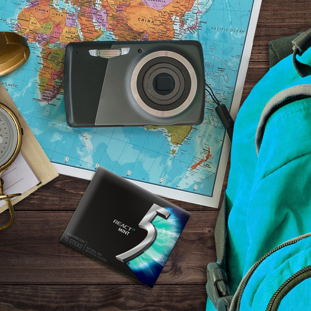 5 Gum paquete junto a un smartphone para comparar tamaño y escala
