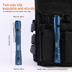 ACEBEAM TAC 2AA comparada con smartphone mostrando tamaño de bolsillo