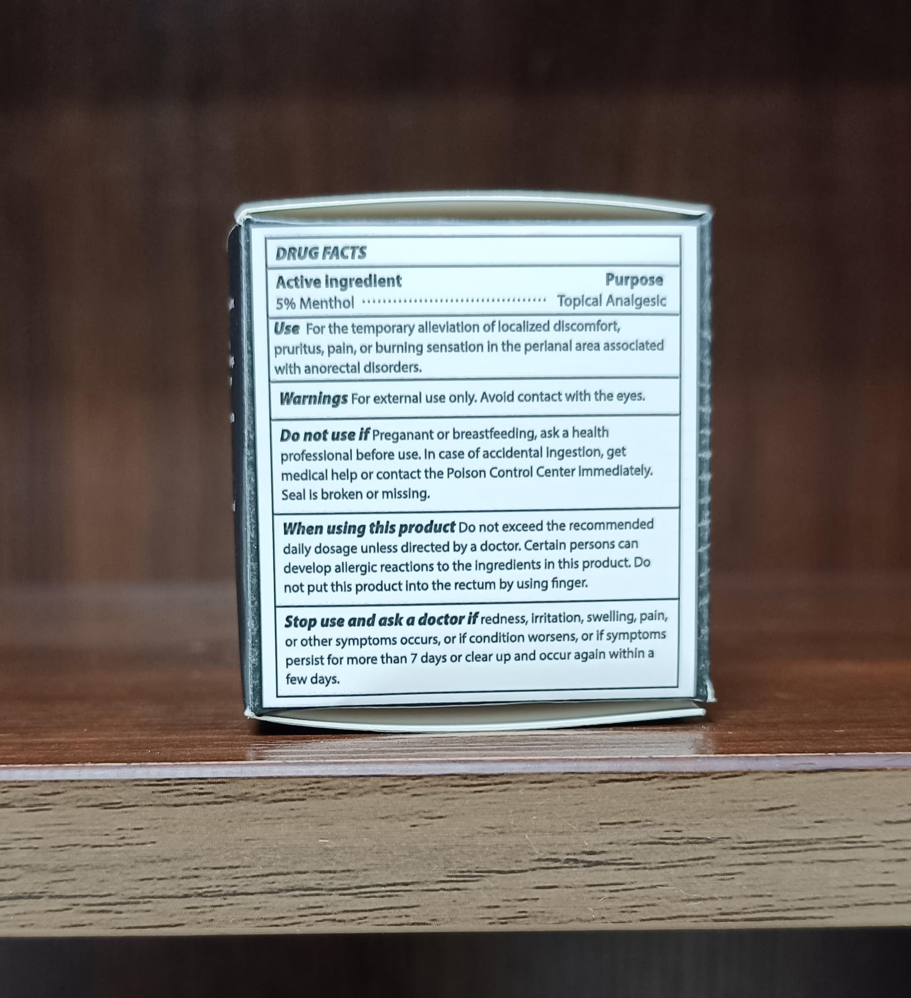 Adellina etiqueta del envase enfocada en ingredientes y calidad formulada