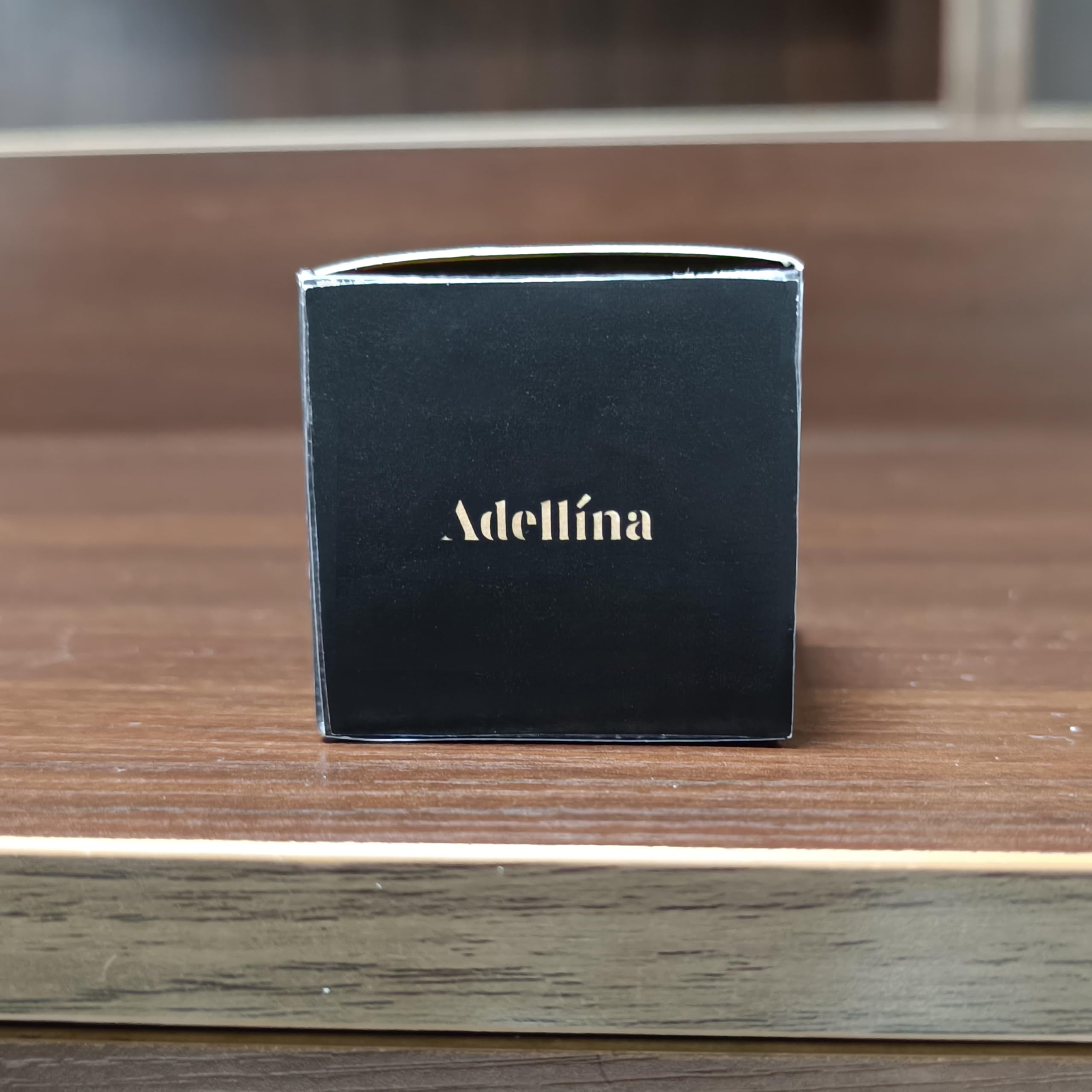 Adellina crema en piel sin residuos mostrando acabado ligero y no pegajoso