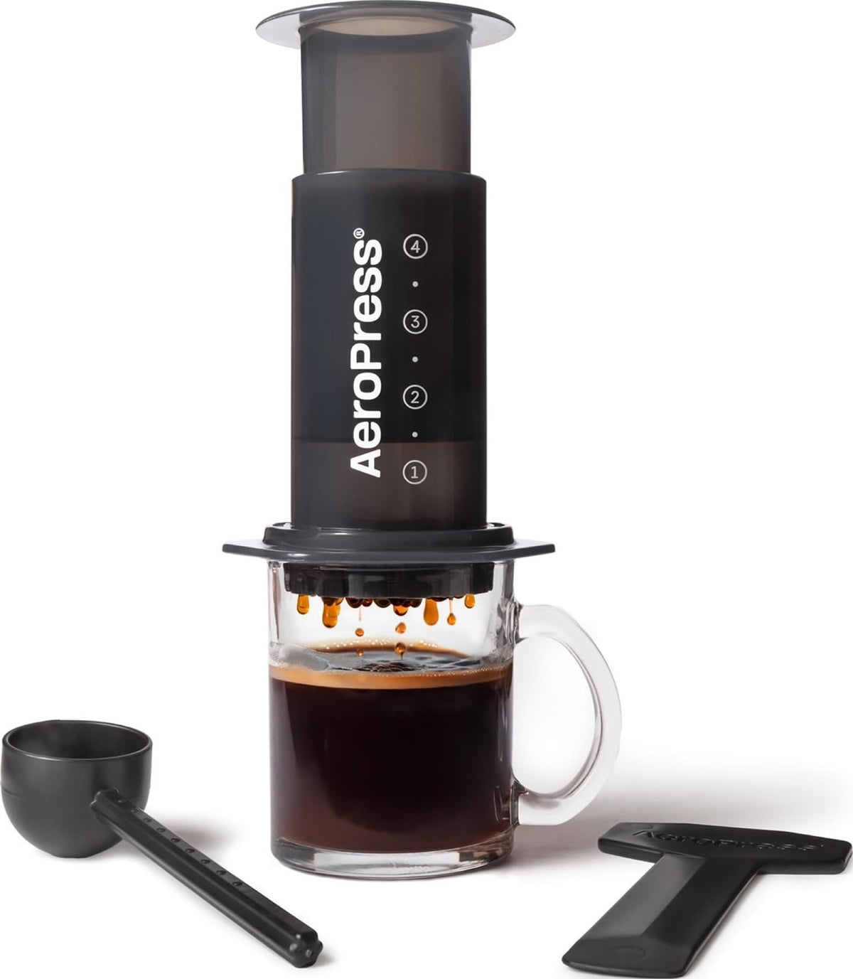AeroPress vista frontal con vaso preparado, destaca la extracción limpia
