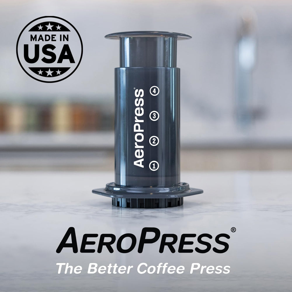 AeroPress junto a taza para comparar tamaño y portabilidad