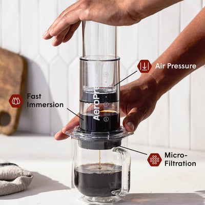AeroPress detalle de la válvula en la tapa Flow Control para detener goteo rápido