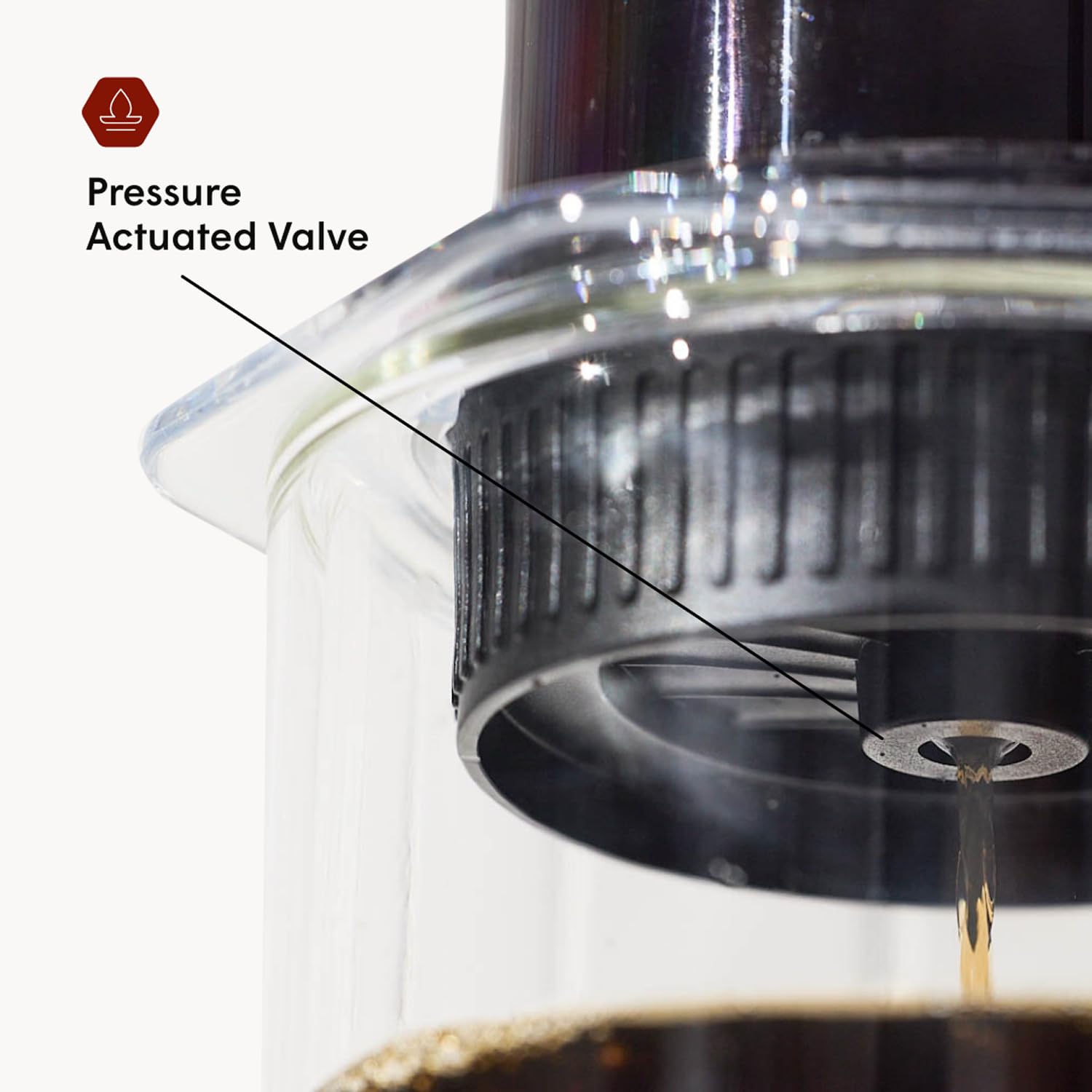 AeroPress tapa Flow Control en uso montada en cafetera AeroPress controlando extracción
