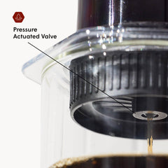 AeroPress tapa Flow Control en uso montada en cafetera AeroPress controlando extracción