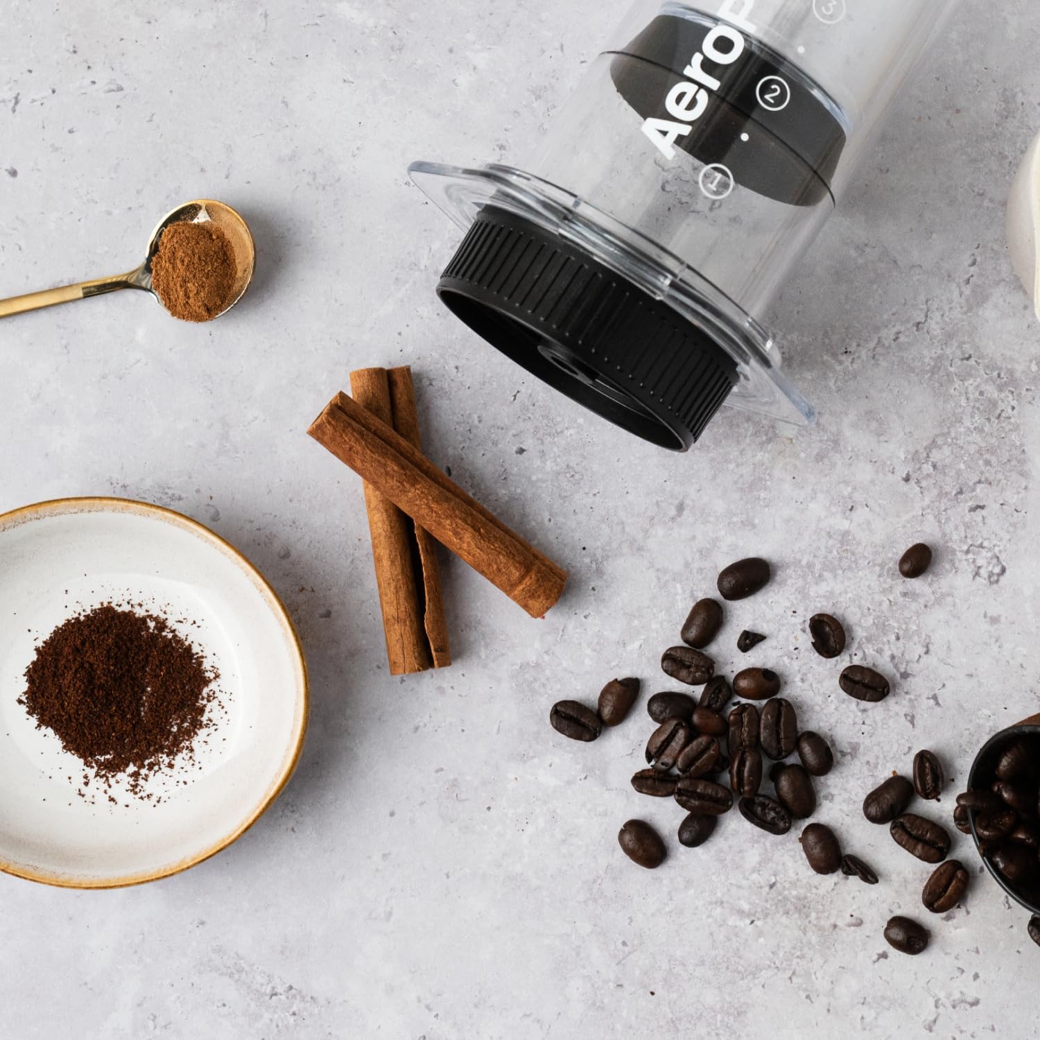 AeroPress tapa Flow Control con filtros de papel y metálico combinados para versatilidad
