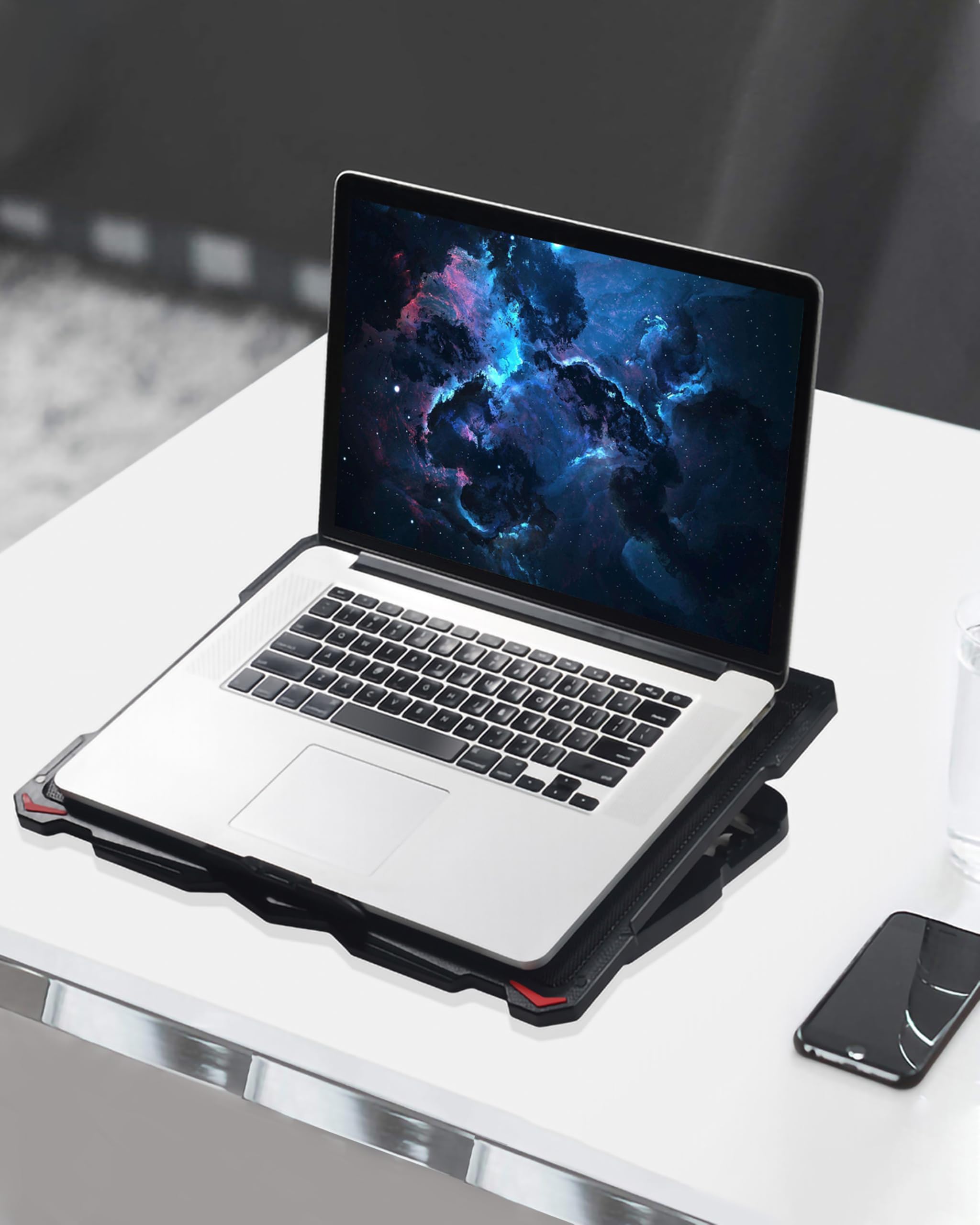 AICHESON scale comparison with 17.3-inch laptop showing full compatibility and fit