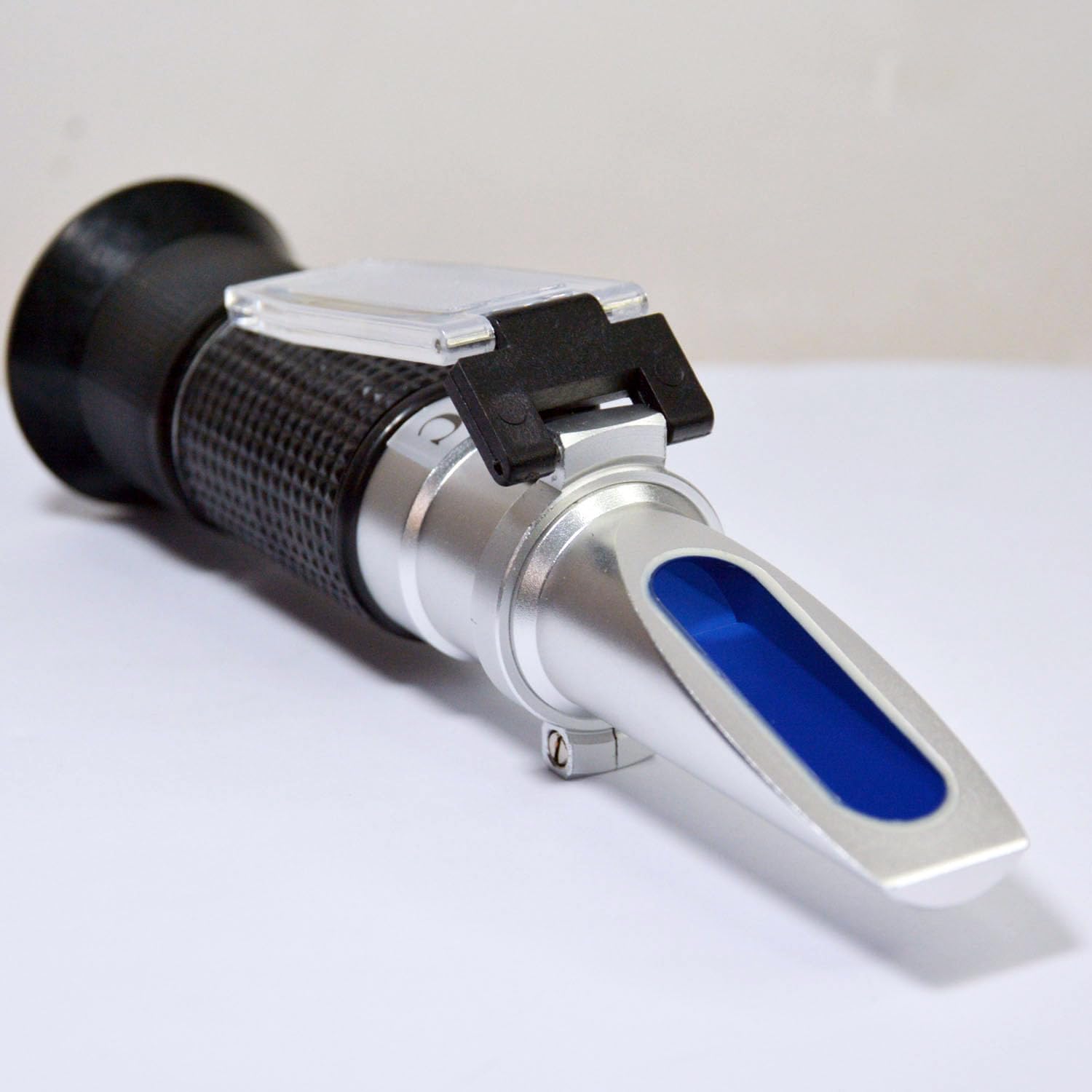 aichose measuring honey syrup sample showing accurate concentration check