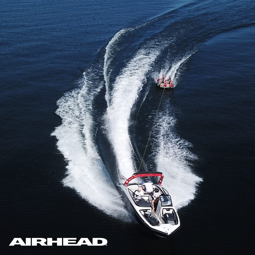 Airhead escena de playa y barco con cuerda lista, ideal para recreo