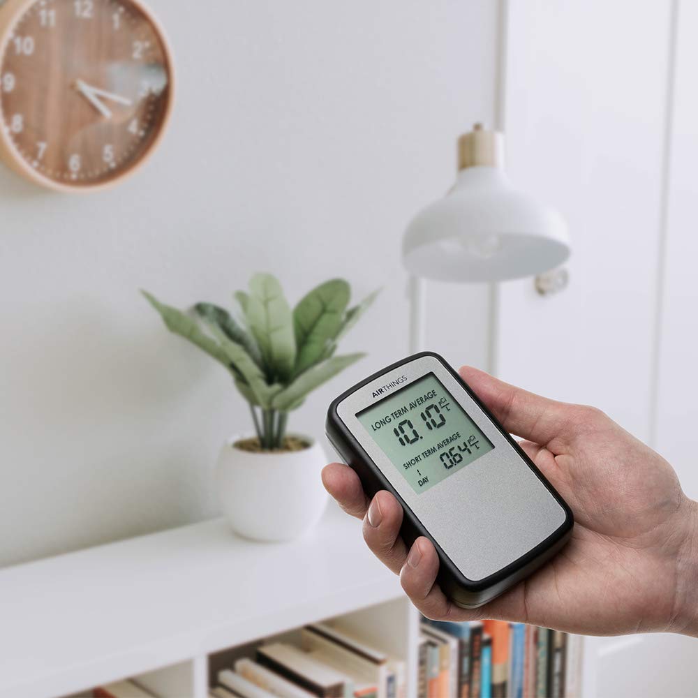 Airthings Corentium Home detalle lateral protegiendo componentes y beneficio de durabilidad