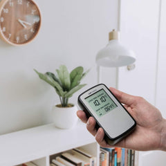 Airthings Corentium Home detalle lateral protegiendo componentes y beneficio de durabilidad