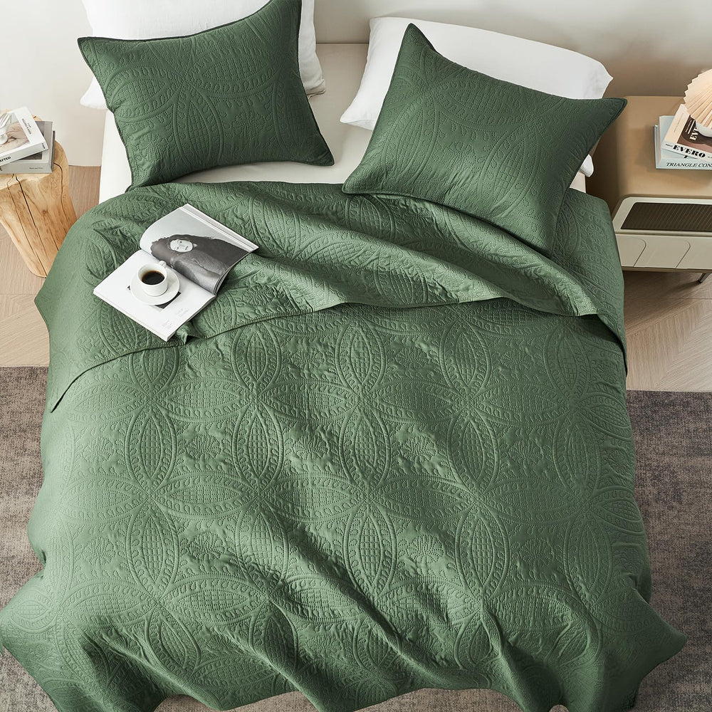akkialla colcha colocada en cama Full/Queen mostrando ajuste y caída