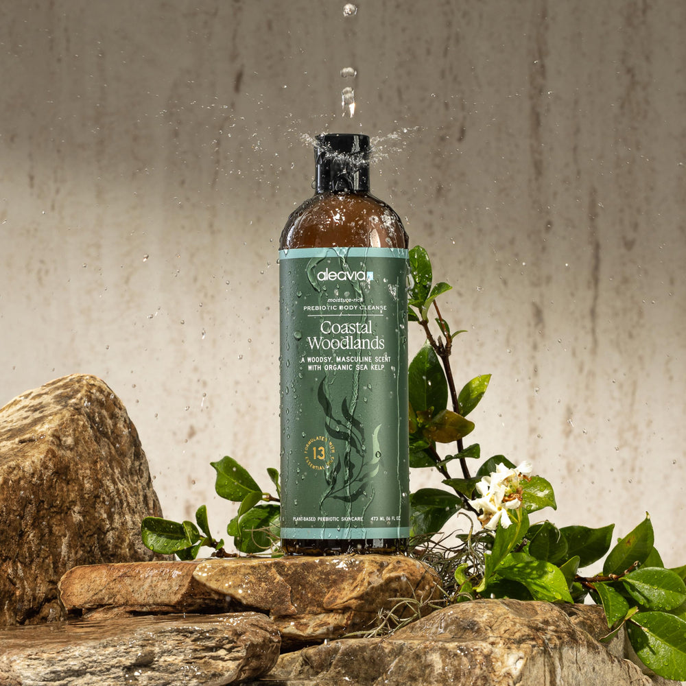 Aleavia producto en ambientación bosque costero evocando aroma natural