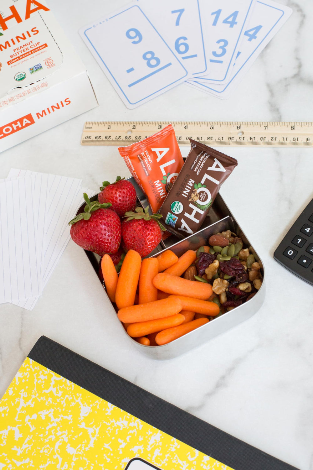 ALOHA barra en bol junto a café ilustrando desayuno rápido y saciante