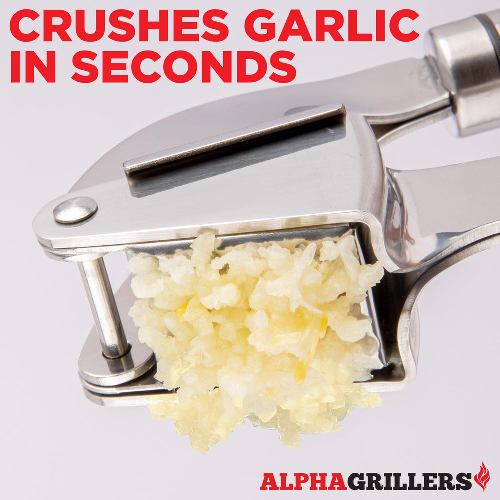 Alpha Grillers prensa de ajo junto a mano para comparar tamaño y ergonomía