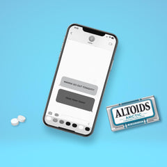 Altoids lata en mano para mostrar tamaño y portabilidad
