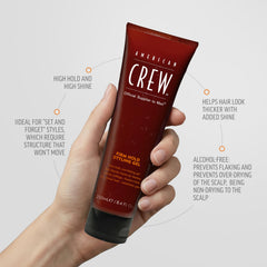 American Crew gel en la mano mostrando textura ligera y fácil aplicación
