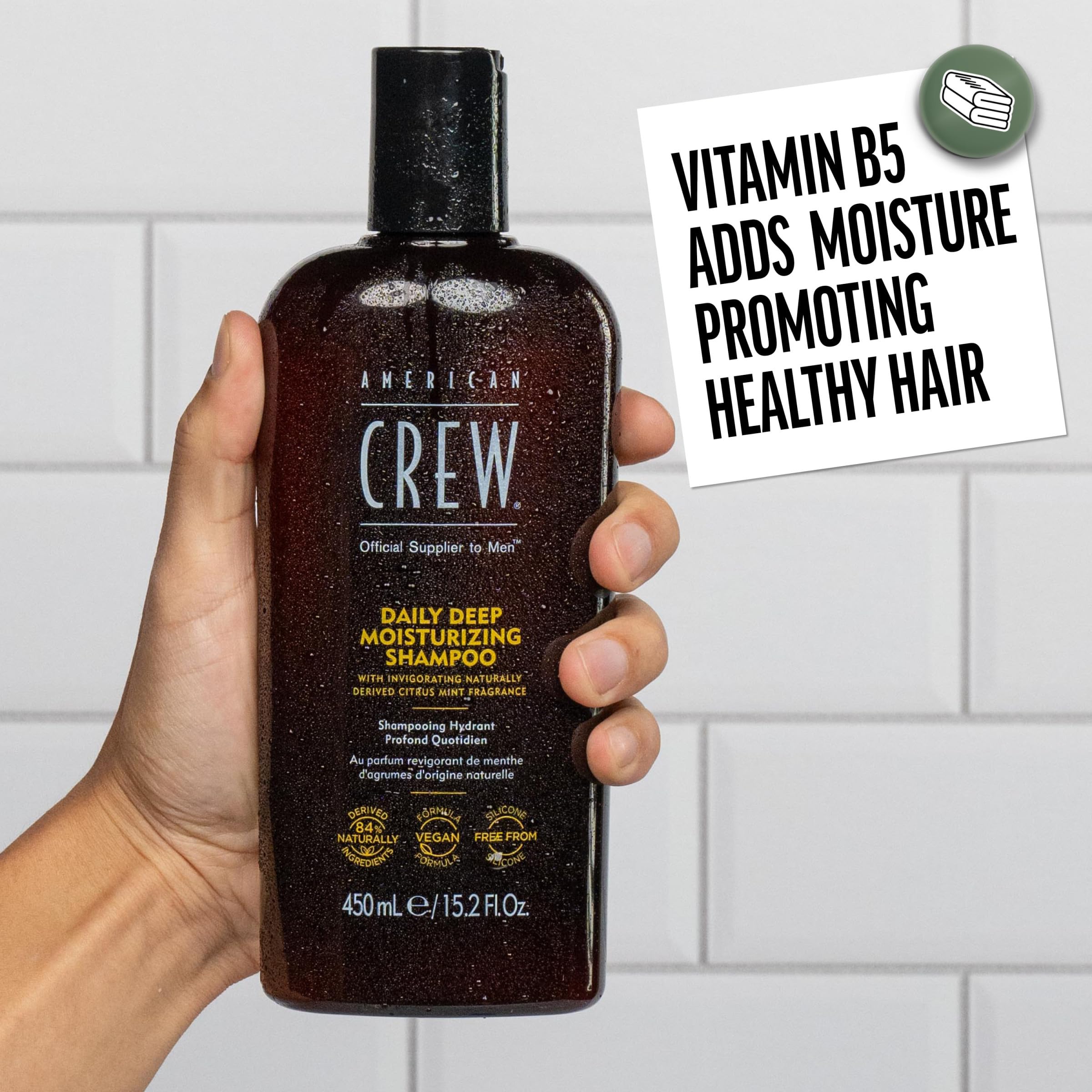 American Crew champú en uso en ducha para limpieza refrescante