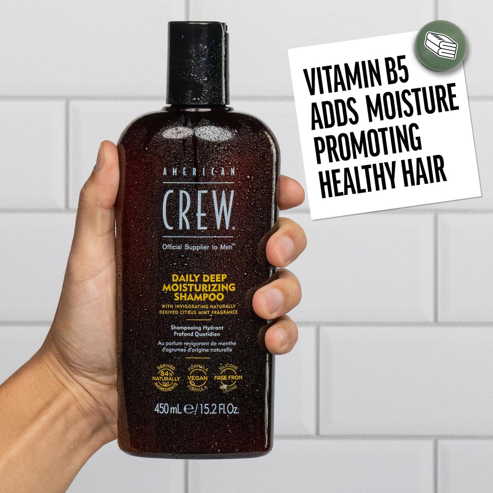 American Crew champú en uso en ducha para limpieza refrescante