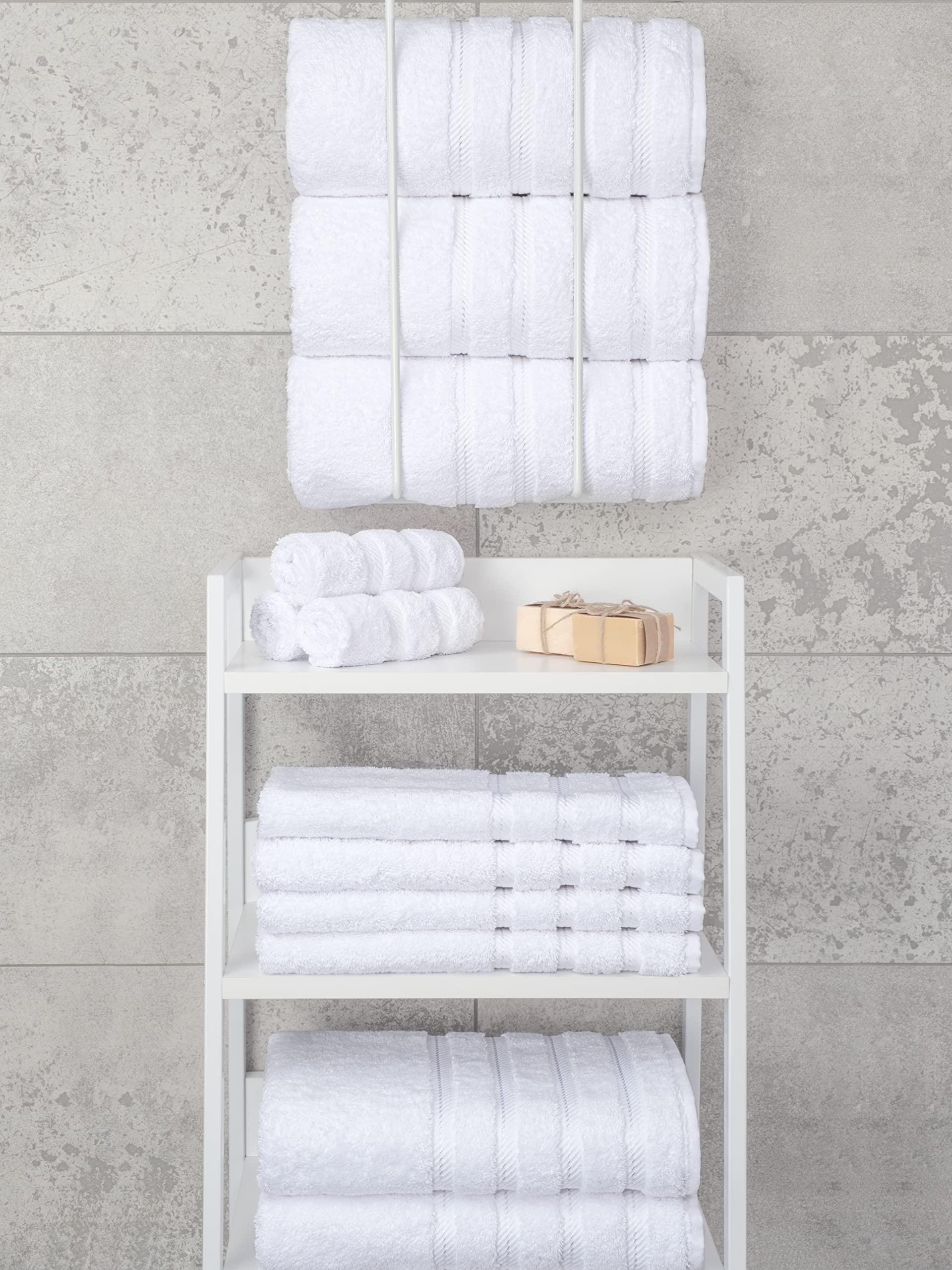 American Soft Linen toallas en baño moderno integradas en decoración y estilo cuidado