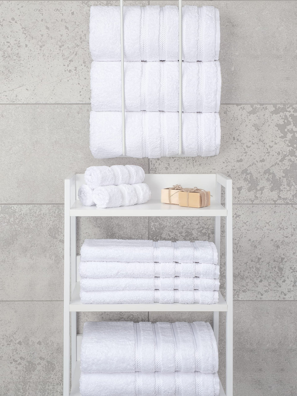 American Soft Linen toallas en baño moderno integradas en decoración y estilo cuidado