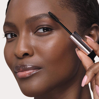 Anastasia Beverly Hills gel en uso peinando cejas para acabado natural