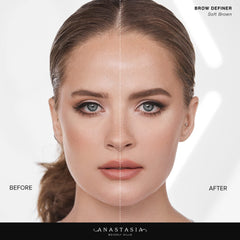 Anastasia Brow Definer spoolie peinando cejas para un acabado natural y uniforme