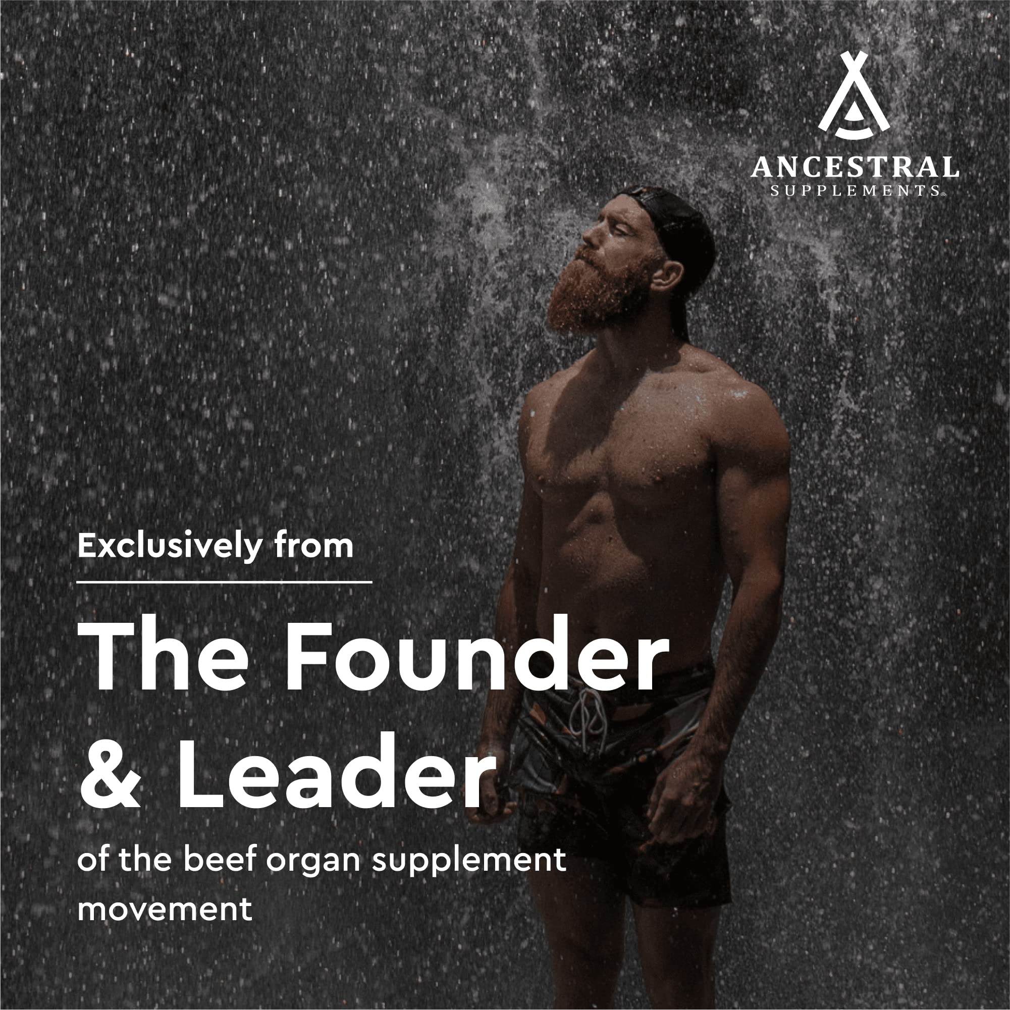 Ancestral Supplements cápsula en mano para mostrar tamaño y facilidad de ingestión